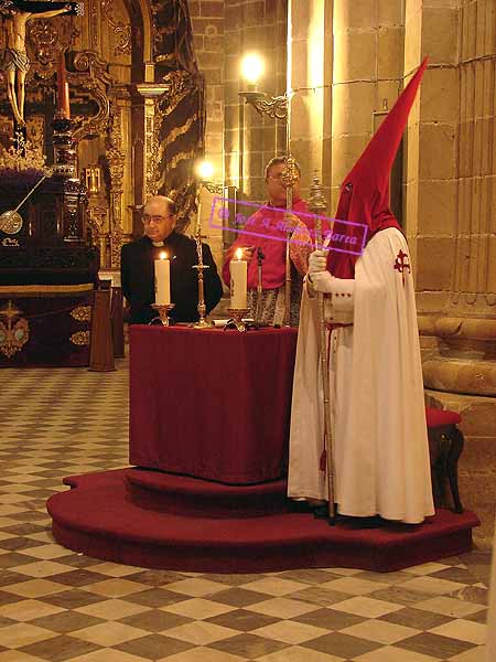 Nazareno de la Hermandad del Prendimiento en el palquillo de la Santa Iglesia Catedral