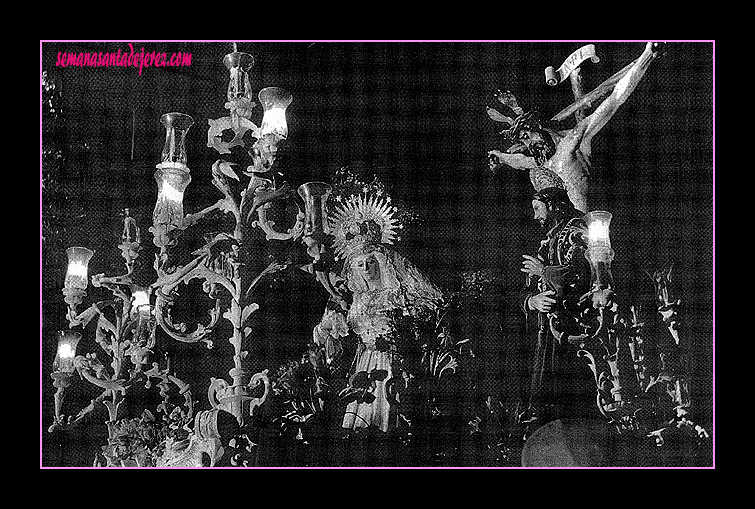 Salida de la Hermandad de la Vera-Cruz del Colegio de los Marianistas, por la calle Gaitán. Su primera salida fue el Sábado Santo. La imagen de Ntra.Sra.de las Lágrimas es la primitiva. El paso es el actual, aun sin dorar.