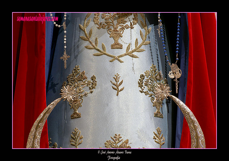 Detalle de los bordados de la saya de Nuestra Señora de las Lágrimas