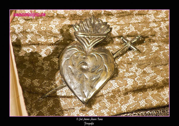 Broche de corazón traspasado de Nuestra Señora de las Lágrimas