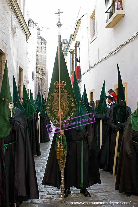 Nazareno que porta el Estandarte de la Hermandad de la Vera-Cruz