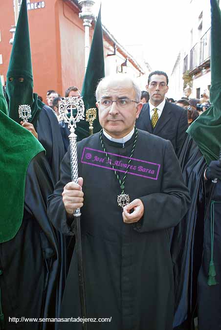 Director Espiritual en la presidencia del paso de palio de la Hermandad de la Vera-Cruz