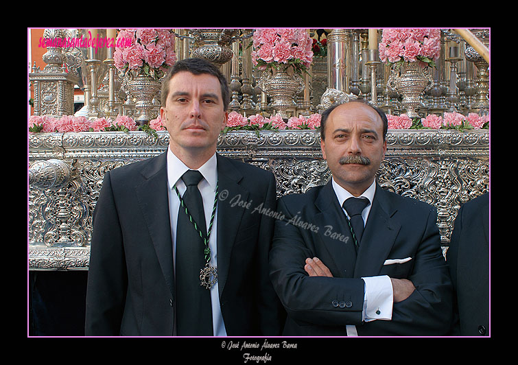 Antonio de la Rosa Mateos y Jose Manuel Otero Vazquez, capataces del paso de palio de la Hermandad de la Vera-Cruz