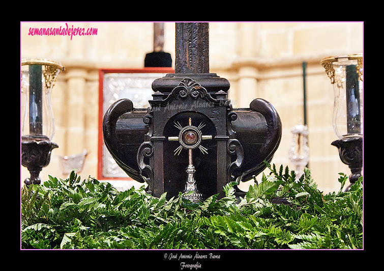 Relicario del Lignum Crucis en la Cruz de guía de la Hermandad de la Vera-Cruz