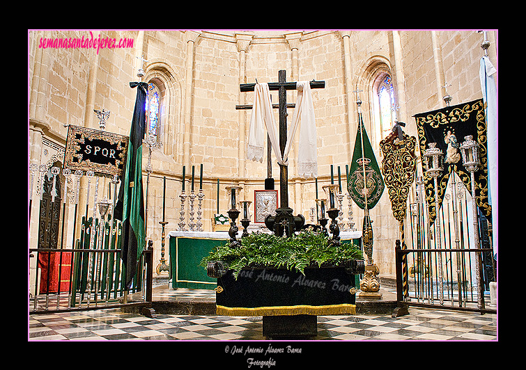 Altar de insignias de la Hermandad de la Vera-Cruz