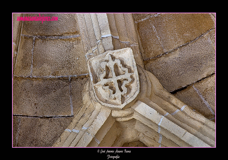 Uno de los escudos de órdenes militares en las claves de la bóveda estrellada del Sagrario (Iglesia de San Juan de los Caballeros)