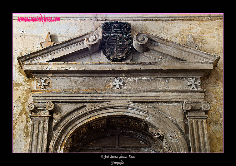 Frontón del sepulcro del Comendador de Higuera en la Sacristía (Iglesia de San Juan de los Caballeros)