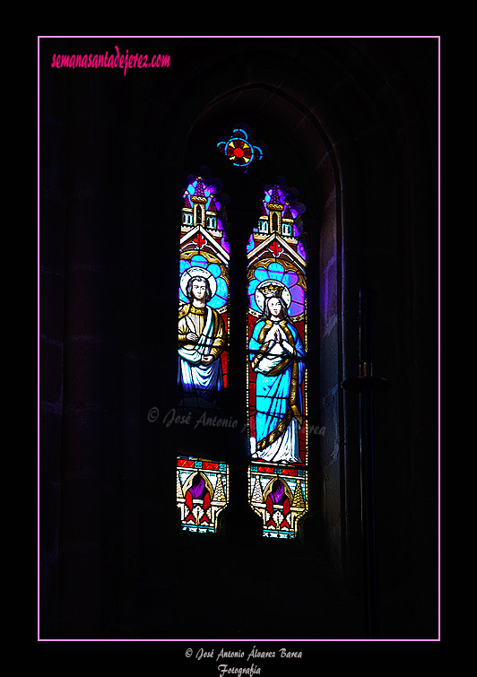 Vidriera en el ábside de la Iglesia de San Juan de los Caballeros