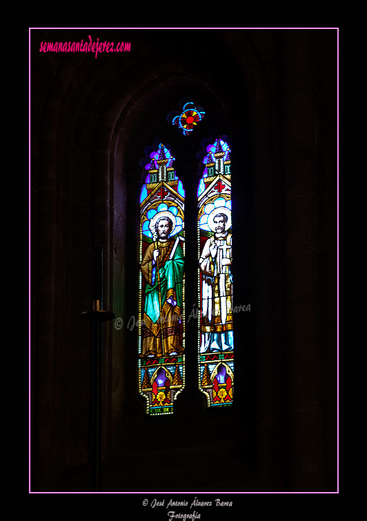 Vidriera en el ábside de la Iglesia de San Juan de los Caballeros