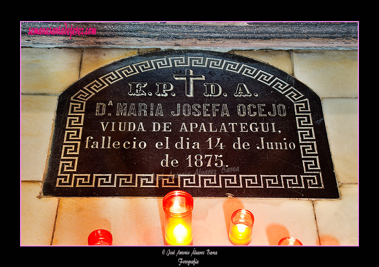 Lápida funeraria delante de la mesa del Altar de San Dimas, anteriormente Altar de Ánimas (Iglesia de San Juan de los Caballeros)