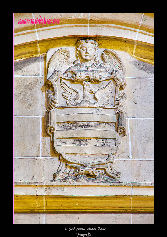 Escudo en el frontón de la portada de la Capilla de los Zarzana (Iglesia de San Juan de los Caballeros)