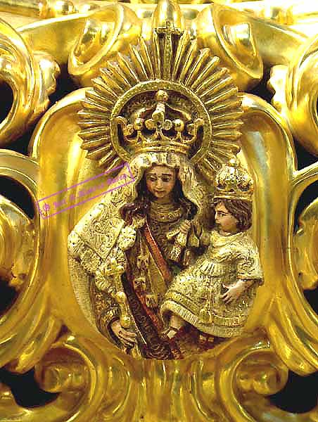 Detalle de cartela con la Virgen del Carmen en el frontal de la canastilla del Paso de Misterio de la Sagrada Lanzada