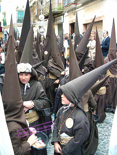 Cofrades pequeños de la Hermandad de la Sagrada Lanzada