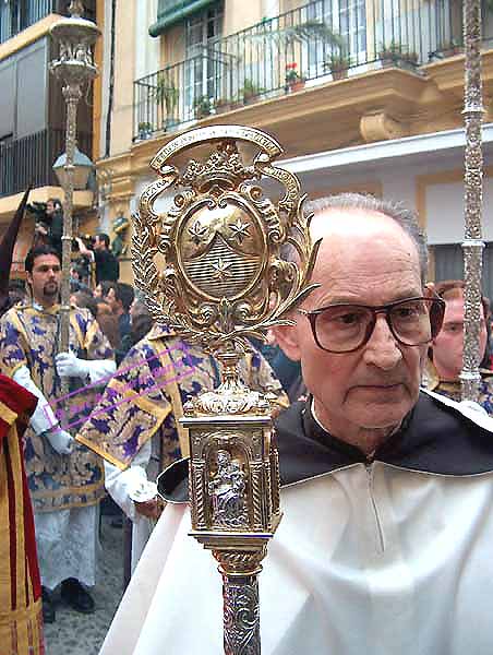 Director Espiritual de la Hermandad de la Sagrada Lanzada portando vara