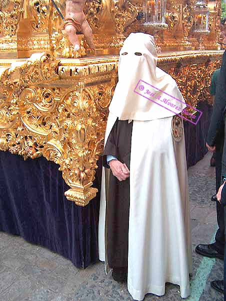 Hermano maniquetero con la túnica primitiva de la Hermandad de la Sagrada Lanzada