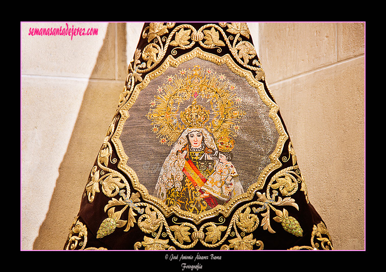 Detalle de los bordados del Banderín Carmelitano de la Hermandad de la Sagrada Lanzada