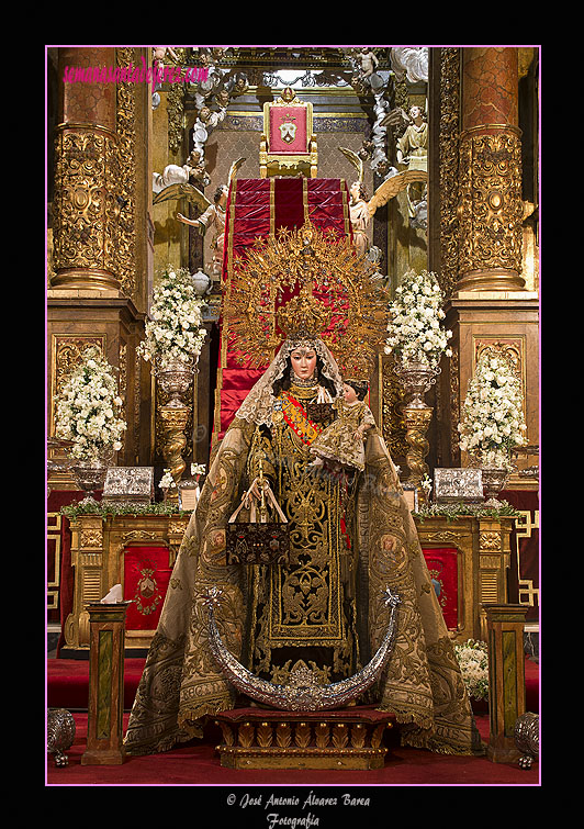 Nuestra Señora del Carmen Coronada