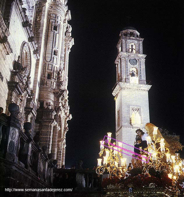 Paso de Misterio de la Oración en el Huerto a la salida de la Catedral en 1977 (Foto: Diego Romero)