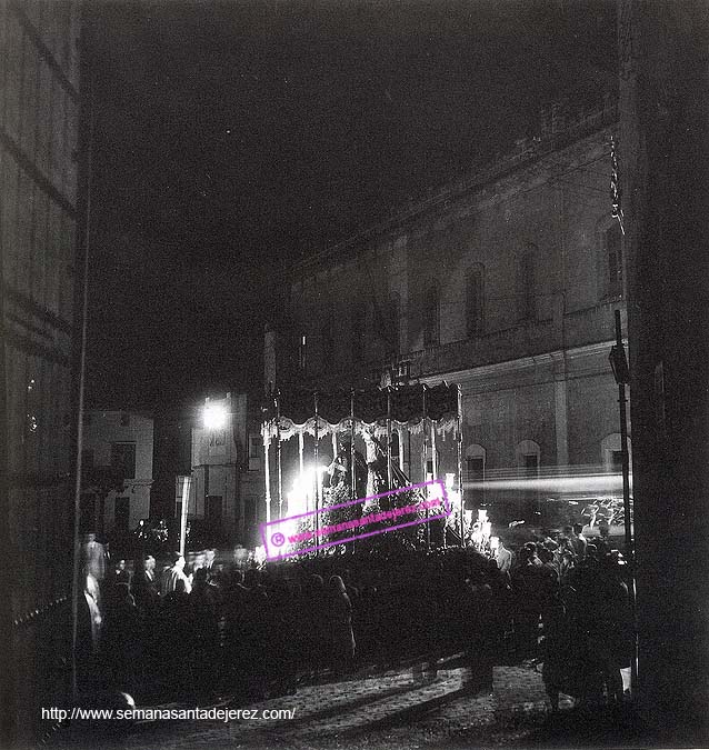 Años sesenta. La Virgen de la Confortación ante el antiguo cuartel de la Guardia Civil de la calle Conde de Bayona, tras pasar por la Alameda Vieja. En el paso, el San Juan obra de Castillo Lastrucci, en lugar del Angel Confortador (Foto: Eduardo Pereiras)