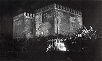 Año 1960. El Paso de Palio de la Hermandad de la Oración en el Huerto; de fondo los Torreones y Murallas del Alcázar (Foto: Eduardo Pereiras)