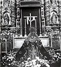 Años 60. Besamanos de la Virgen de la Confortación vestida por Fray Domingo Campos (Foto: Diego Romero)