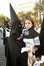 Pequeña monaguillo de la Hermandad de la Oración en el Huerto