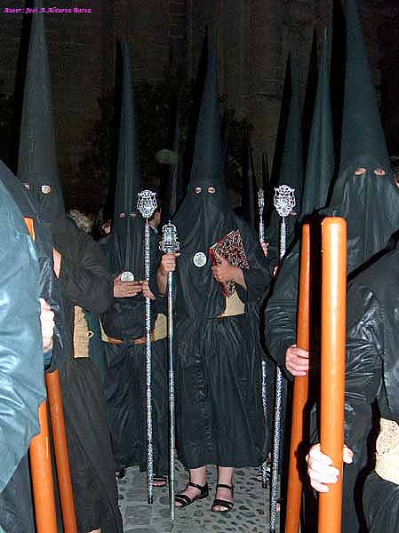 Nazareno que porta el Libro de Reglas de la Hermandad del Santo Crucifijo de la Salud