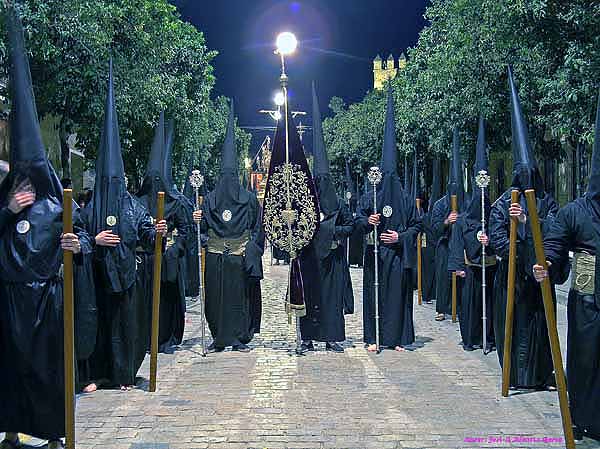 Presidencia del Estandarte de la Hermandad de las Angustias en el cortejo de la Hermandad del Santo Crucifijo de la Salud