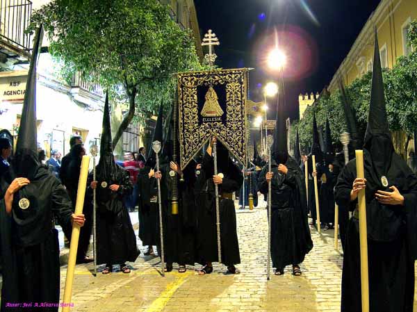 Presidencia del Estandarte Mater Eccesiae de la Hermandad del Santo Crucifijo de la Salud