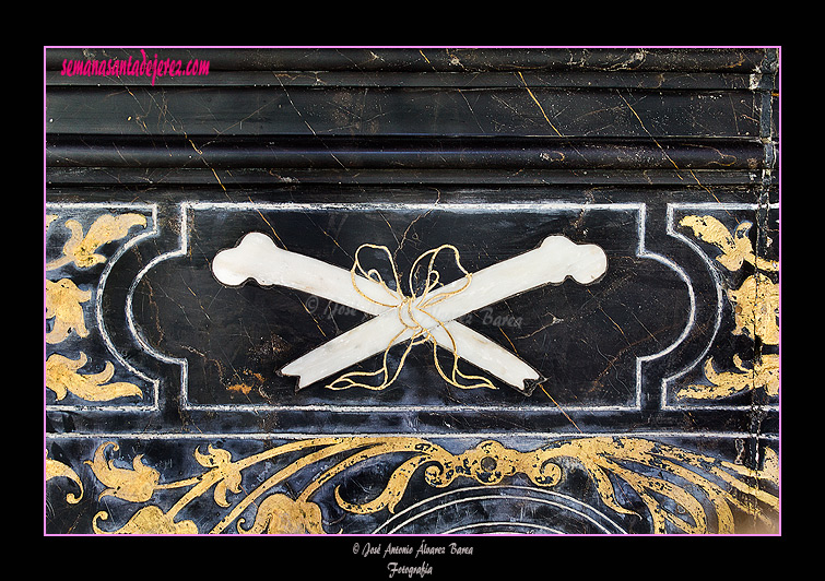 Tibias cruzadas en la mesa del Retablo de Ánimas (Iglesia de San Miguel)