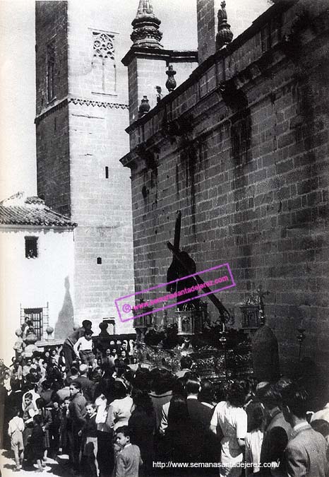 1954. El Señor de la Vía Crucis saliendo el Sábado de Gloria de la Catedral, tras haberse refugiado de la lluvia en la madrugada del Viernes Santo (Foto: J.Soto)