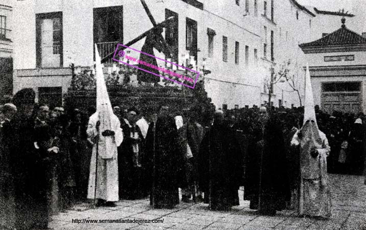 1942. El paso del Señor de la Vía Crucis momentos antes de recogerse y ya al amanecer. La fotografia está tomada desde la puerta del templo franciscano. En el lugar que ocupa la caseta de la Compañía Sevillana de Electricidad s e levanta hoy el edificio de los arcos de la Plaza Esteve.(Foto: Manuel Pereiras)