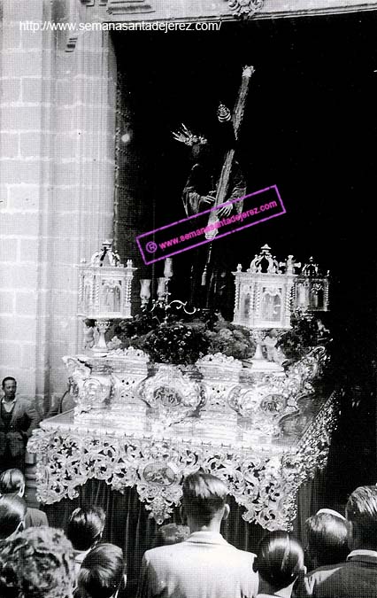 Entrada del Señor de la Via Crucis el 13 de Abril de 1952. El paso entra mirando hacia el publico, cosa no habitual en las Hermandades de penitencia de Jerez. La imagen aun no tenia la túnica bordada (Foto: Fernando García Sauci)