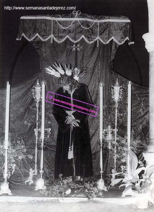 Año 1973. Besamanos de Nuestro Padre Jesus de la Via Crucis (Foto: Jose Luis Cruz Molins)