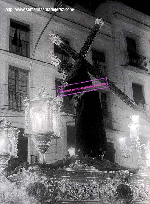 Nuestro Padre Jesus de la Via Crucis con túnica lisa, de recogida por la Plaza del Arenal. Década de los 60 del siglo XX (Foto: Diego Romero)