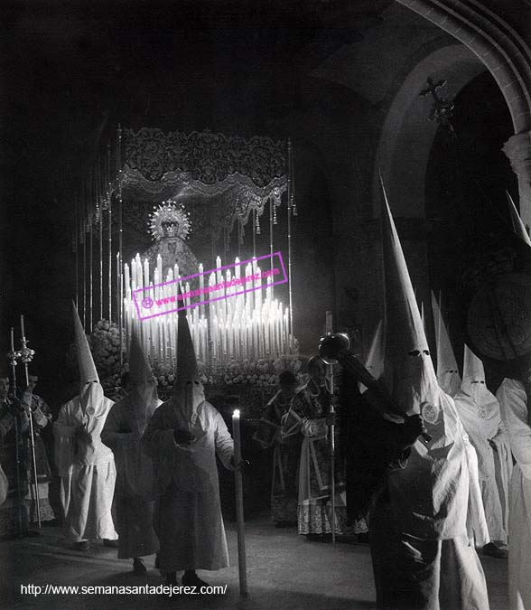 Esta bella estampa de la Esperanza de San Francisco anunció la Semana Santa jerezana, al mundo entero en el año 1963 (Foto: Eduardo Pereiras)