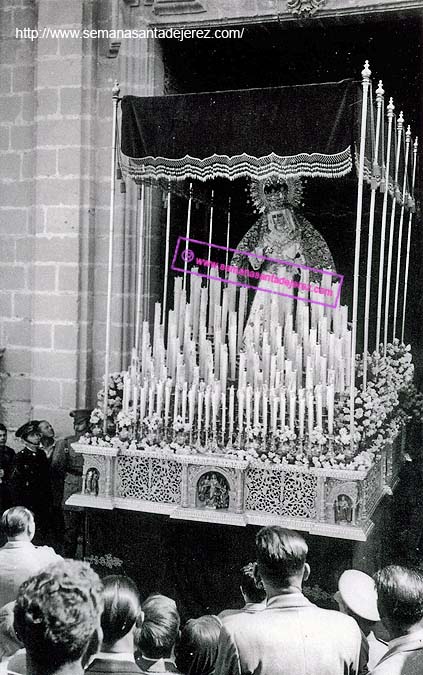 Entrada de la Virgen de la Esperanza el 13 de Abril de 1952. Los respiraderos, que muy pronto fueron sustituidos, tenian en las esquinas, como hornacinas, la ventana del palacio de Ponce de León (Foto: Fernando García Sauci)