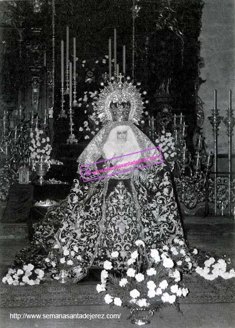 Año 1972. Besamanos de Nuestra Señora de la Esperanza en la Iglesia Conventual de San Francisco (Foto: José Luis Cruz Molins)