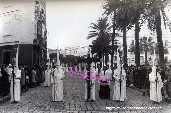 La anterior Cruz de Guía a su paso por la Plaza del Arenal ya de recogida