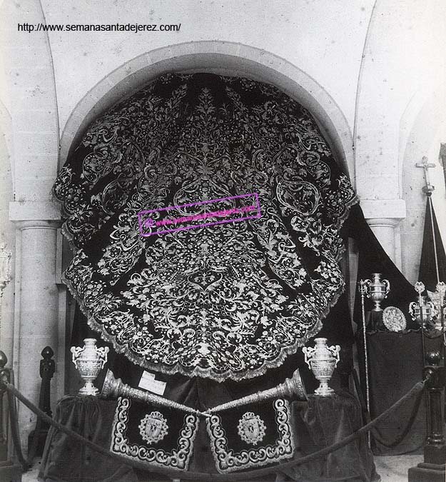 Exposicion de los estrenos cofradieros de la Hermandad de las Cinco Llagas de 1962 en la antigua sede de la Academia de San Dionisio (hoy sala de exposiciones) (Foto: Eduardo Pereiras)