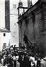 1954. El Señor de la Vía Crucis saliendo el Sábado de Gloria de la Catedral, tras haberse refugiado de la lluvia en la madrugada del Viernes Santo