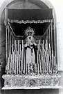 La anterior Virgen de la Esperanza en San Francisco en los años 40, cuando aún palio y manto eran lisos, llevando también respiraderos y varales distintos de los actuales. Esta imagen se conserva en Arcos de la Frontera