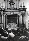 Domingo de Resurrección de 1952. Es la entrada en el templo del paso de palio de María Santísima de la Esperanza en ese día tras refugiarse en la Iglesia Colegial en la Madrugada por la lluvia