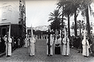 La anterior Cruz de Guía a su paso por la Plaza del Arenal ya de recogida