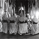Los nazarenos de la Hermandad de las Cinco Llagas esperando la señal que les va a permitir acompañar al Señor de la Vía Crucis por las calles jerezanas