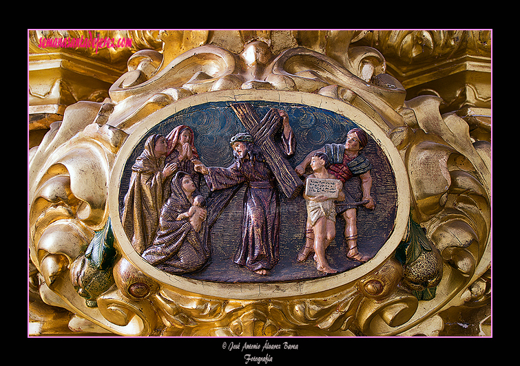 Segunda cartela del lateral derecho de la canastilla del Paso de Nuestro Padre Jesús de la Vía-Crucis - 8º Estación: Jesús consuela a las hijas de Jerusalén