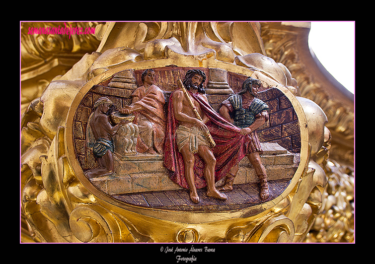 Cartela del lateral trasero izquierdo de la canastilla del Paso de Nuestro Padre Jesús de la Vía-Crucis - 1º Estación: Jesús es sentenciado a muerte