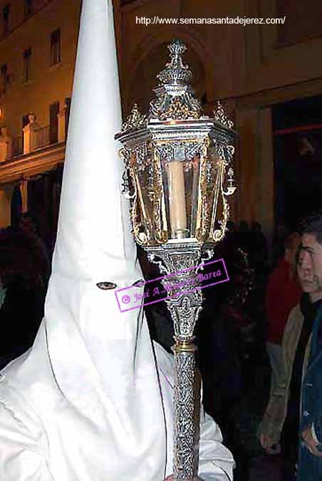 Farol que acompaña a la Cruz de Guía de la Hermandad de las Cinco Llagas