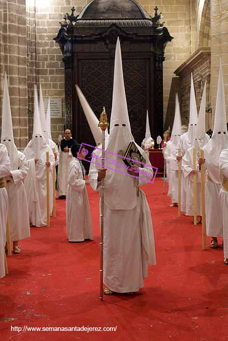 Nazareno que porta el Libro de Reglas de la Hermandad de las Cinco Llagas