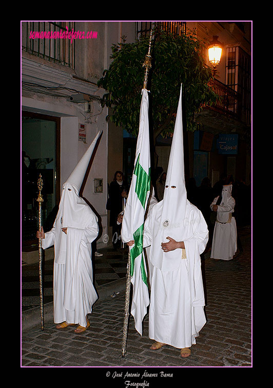 Nazareno portando la Bandera de la Virgen de la Hermandad de las Cinco Llagas